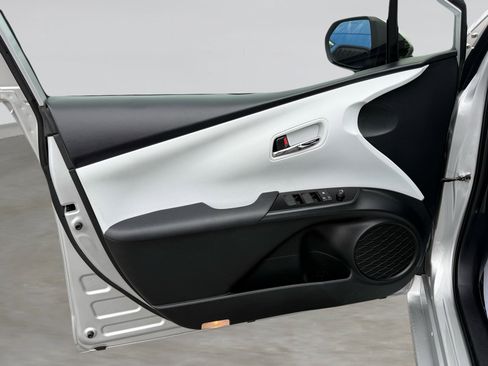 Used 2021 Toyota Prius XLE image 11