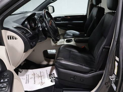 Used 2016 Dodge Grand Caravan SXT image 2