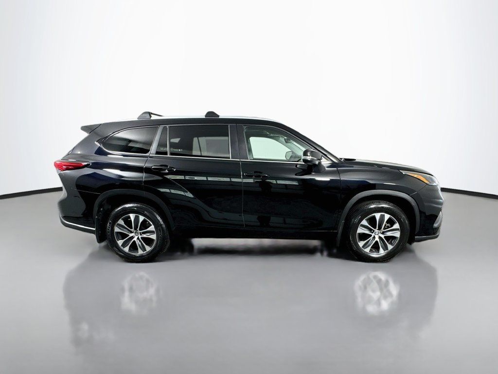 Used 2023 Toyota Highlander XLE AWD/4WD image 9