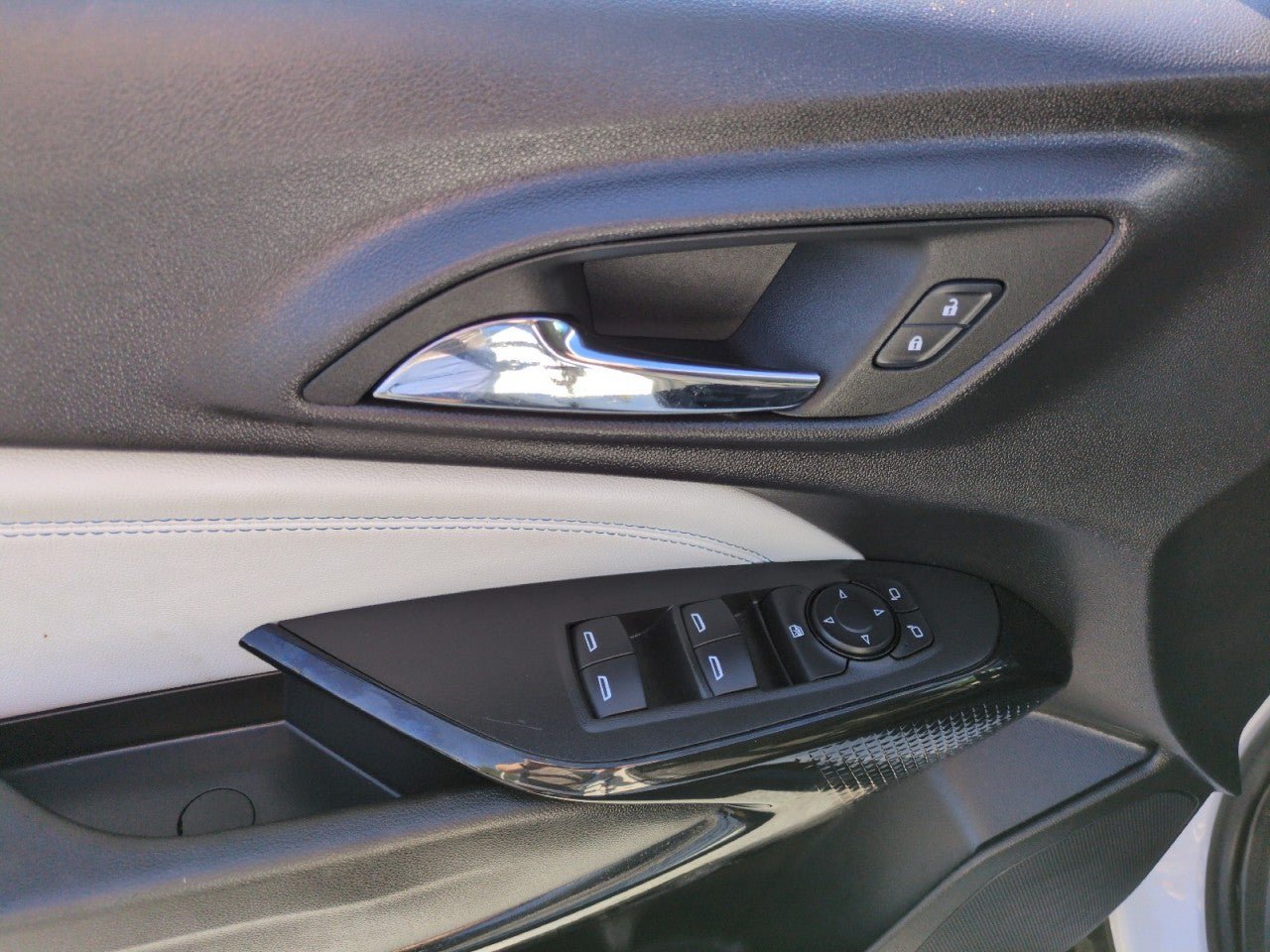 Used 2025 Chevrolet Trax LT FWD image 12