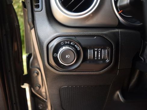 Used 2019 Jeep Wrangler Unlimited Sahara AWD/4WD image 7