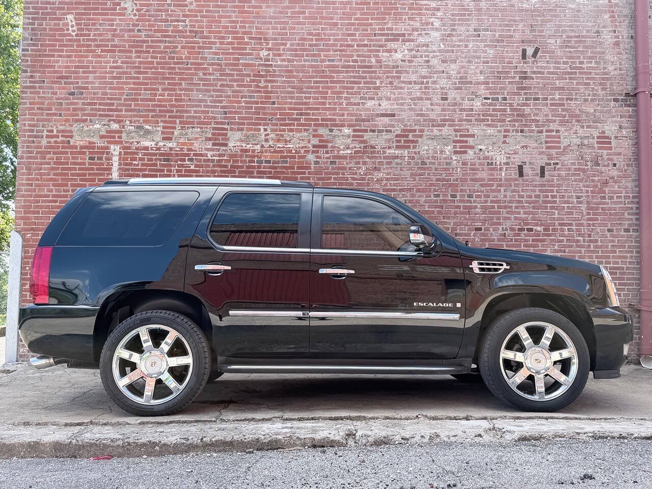 Used 2007 Cadillac Escalade AWD w/ Information Package image 8