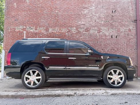 Used 2007 Cadillac Escalade AWD w/ Information Package image 8