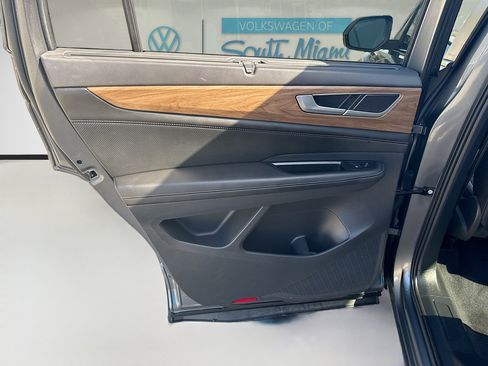 Used 2024 Volkswagen Atlas SE image 25