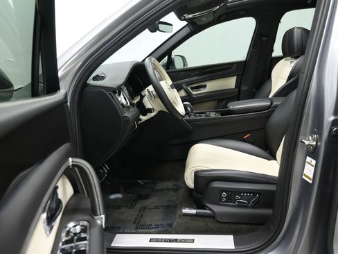 Used 2019 Bentley Bentayga image 14