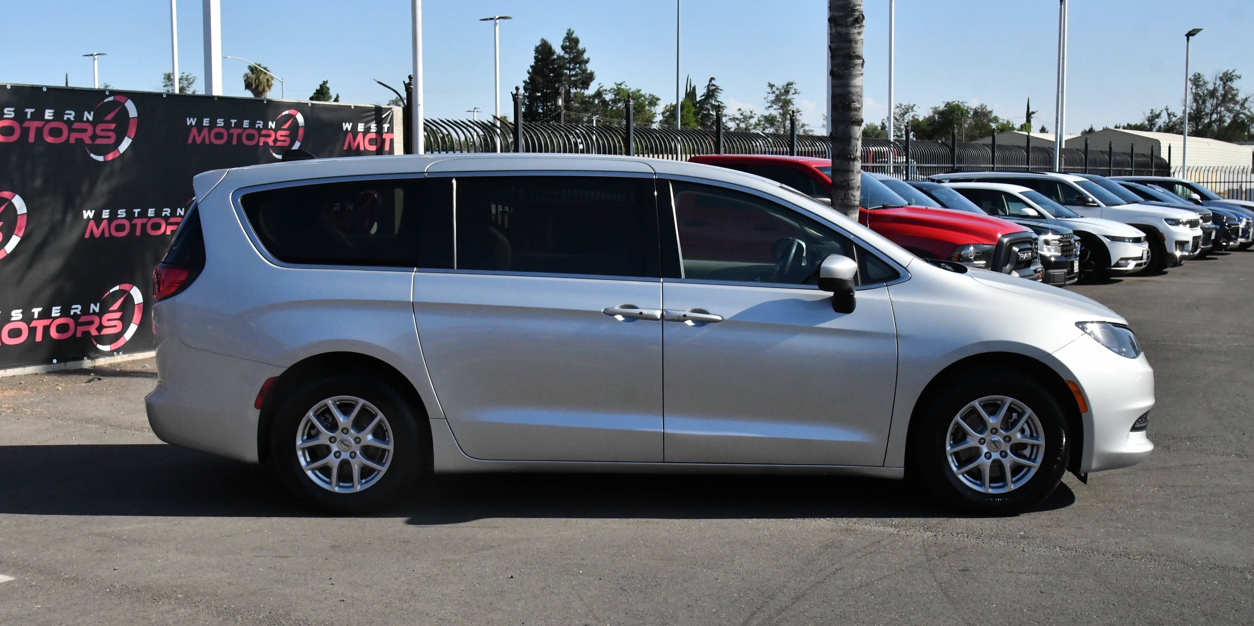 Used 2023 Chrysler Voyager LX FWD image 9