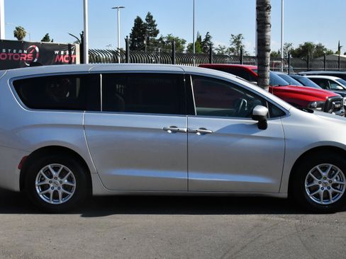Used 2023 Chrysler Voyager LX FWD image 9