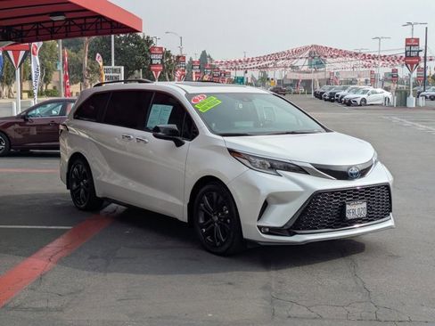 Used 2023 Toyota Sienna XSE image 3