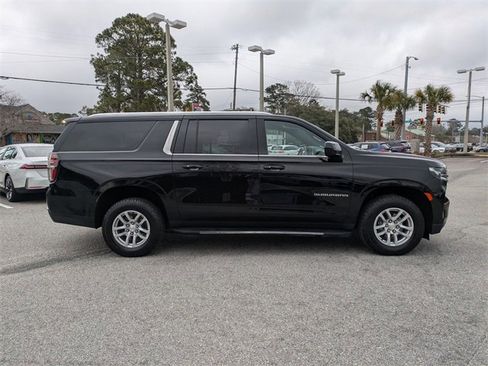 Used 2023 Chevrolet Suburban LT image 4