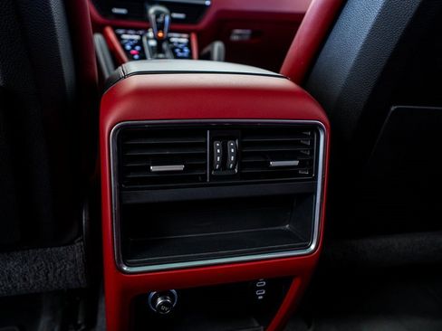Used 2022 Porsche Cayenne Platinum Edition image 56