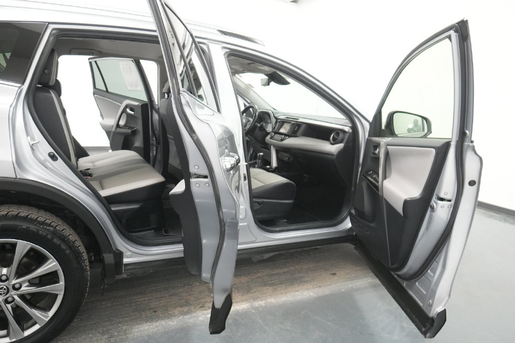 Used 2018 Toyota RAV4 Limited AWD/4WD image 29