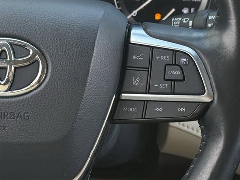 Used 2021 Toyota Highlander XLE image 14