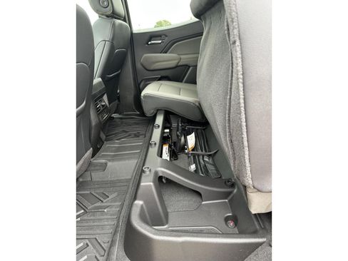 Used 2026 Chevrolet Colorado ZR2 w/ Technology Package AWD/4WD image 14