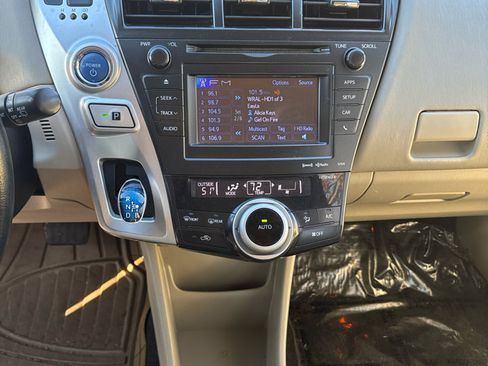 Used 2014 Toyota Prius V Four image 15