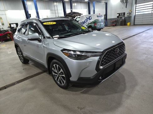 Used 2024 Toyota Corolla Cross XLE w/ Convenience Package image 5