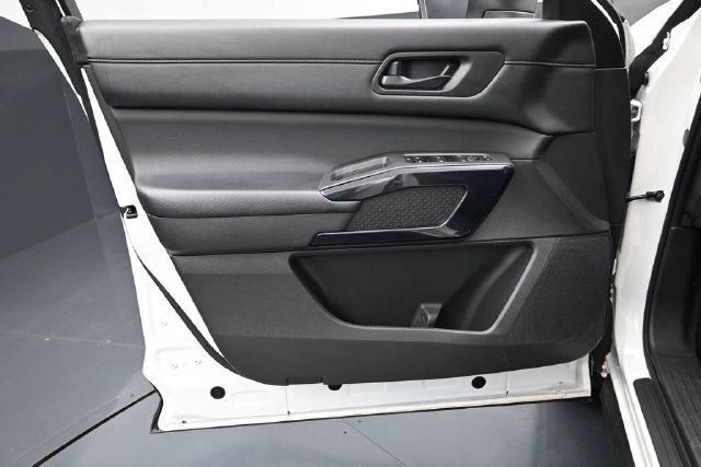 Used 2025 Nissan Pathfinder SV FWD image 18