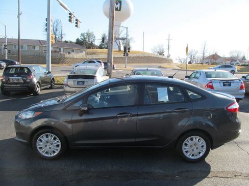 Used 2015 Ford Fiesta SE image 2
