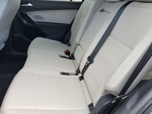 Used 2021 Volkswagen Tiguan SE AWD/4WD image 12
