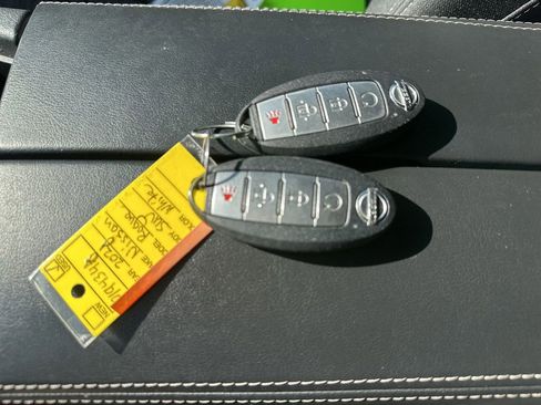 Used 2021 Nissan Rogue SV FWD image 14