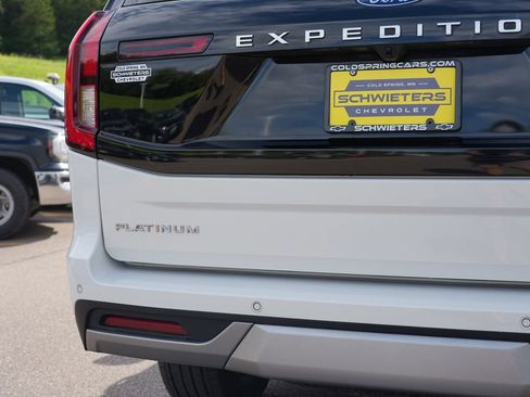 Used 2025 Ford Expedition Platinum w/ Driver's Package AWD/4WD image 10