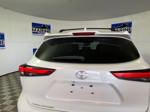 Used 2021 Toyota Highlander XLE AWD/4WD image 9