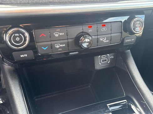 Used 2023 Jeep Compass Latitude w/ Sun and Sound Group image 17