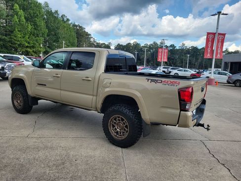 Used 2018 Toyota Tacoma TRD Sport w/ Technology Package AWD/4WD image 3