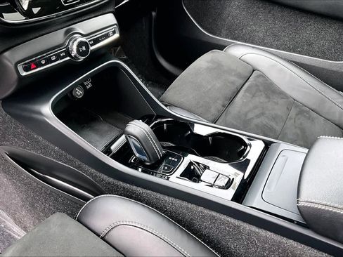 Certified 2022 Volvo XC40 T5 R-Design w/ Advanced Package image 15