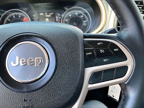 Used 2018 Jeep Cherokee Latitude w/ Altitude Package FWD image 23