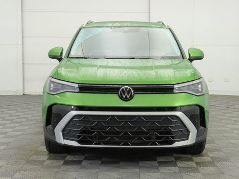 Certified 2025 Volkswagen Taos SE w/ Panoramic Sunroof Package image 2