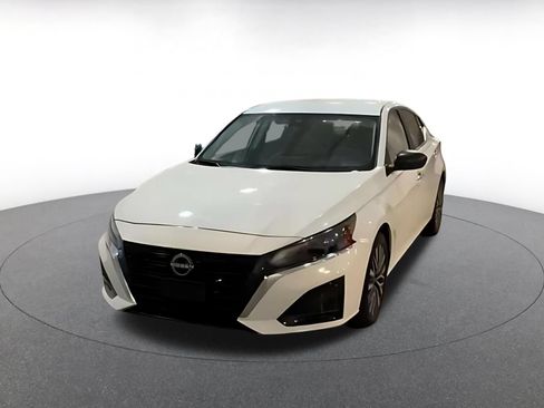 Used 2025 Nissan Altima 2.5 SV FWD image 9