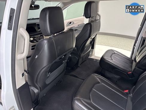 Used 2023 Chrysler Pacifica Touring-L image 22