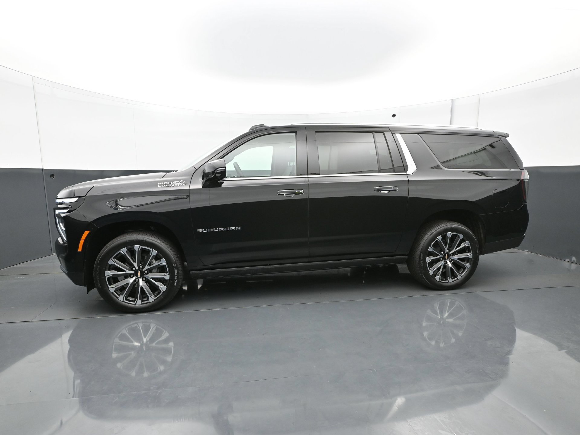 Used 2025 Chevrolet Suburban High Country AWD/4WD image 3