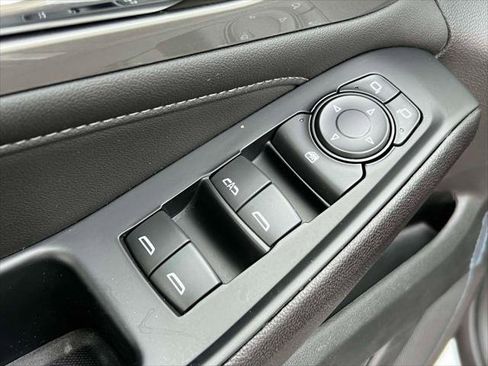 Used 2023 Chevrolet Traverse LT w/ Rear Camera Mirror Package image 17