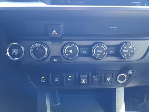 Used 2019 Toyota Tacoma TRD Off-Road w/ Technology Package AWD/4WD image 21