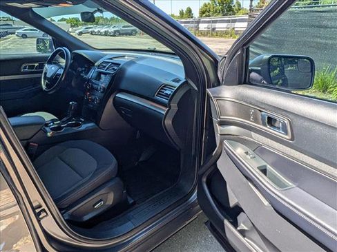 Used 2018 Ford Explorer XLT AWD/4WD image 12