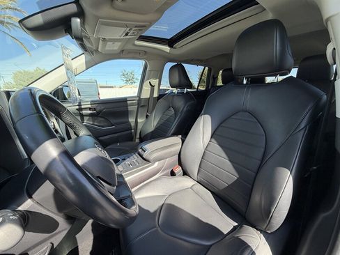 Used 2022 Toyota Highlander XLE AWD/4WD image 22