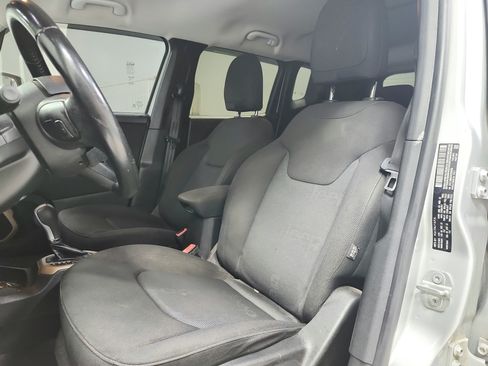 Used 2017 Jeep Renegade Latitude AWD/4WD image 10