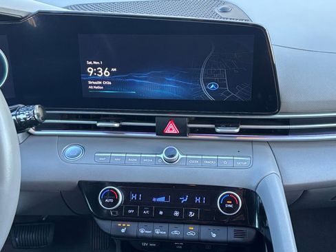 Used 2025 Hyundai Elantra SEL image 18