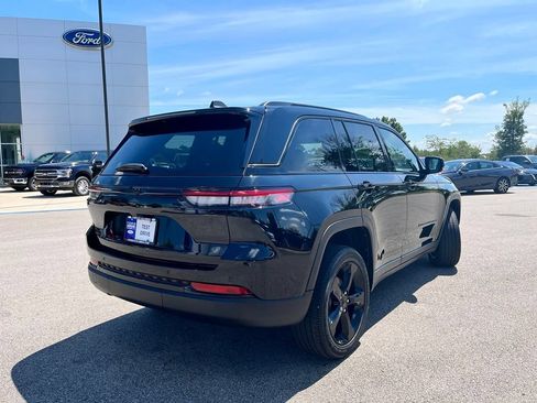 Used 2025 Jeep Grand Cherokee Altitude AWD/4WD image 5