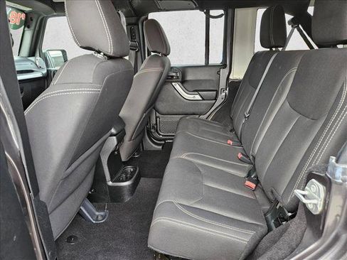 Used 2018 Jeep Wrangler Unlimited Sahara w/ Connectivity Group AWD/4WD image 16