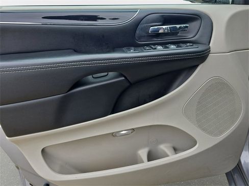 Used 2019 Dodge Grand Caravan SXT image 29