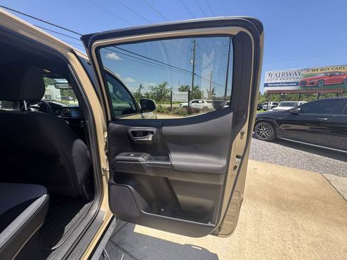 Used 2020 Toyota Tacoma TRD Off-Road AWD/4WD image 30