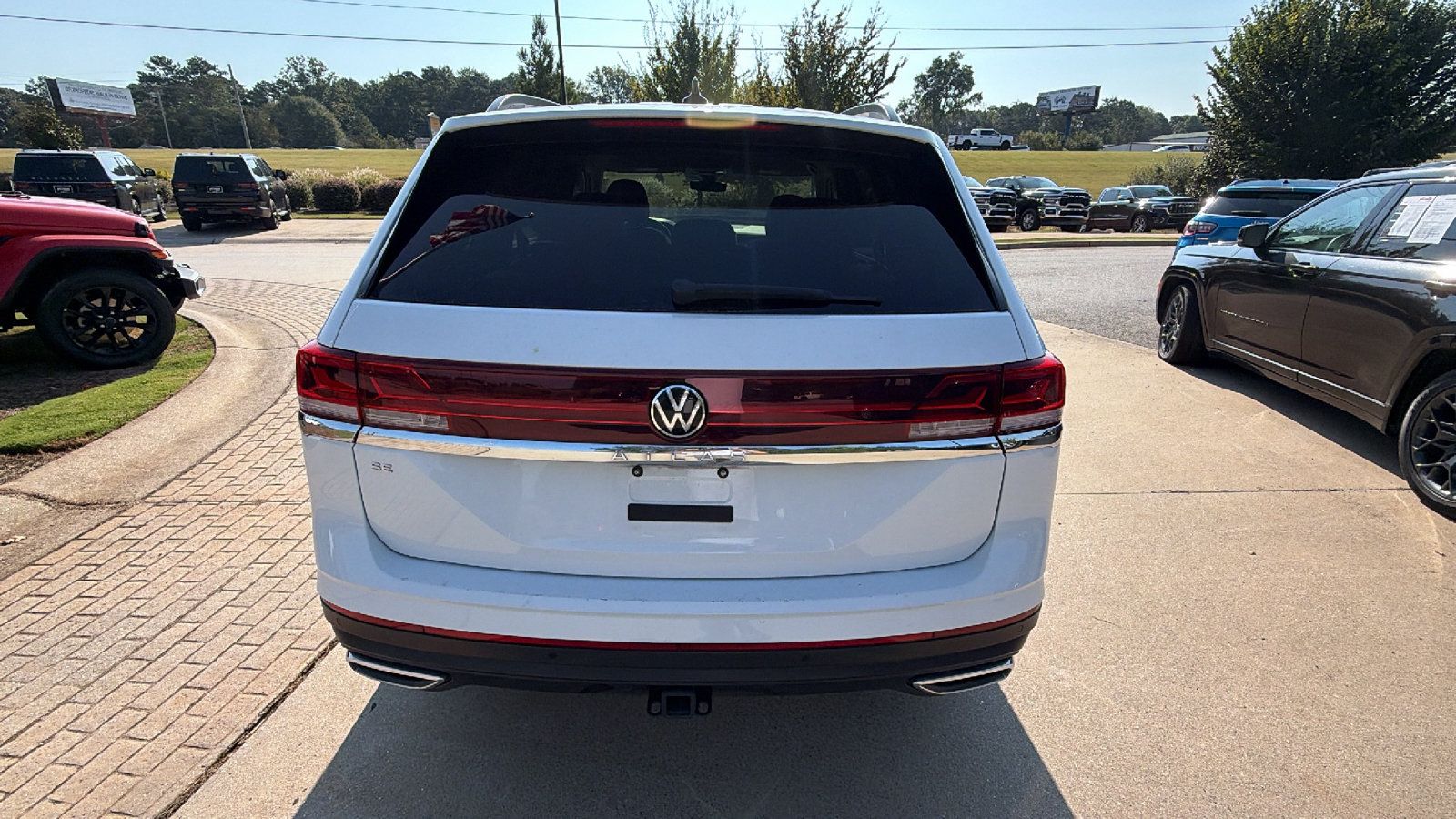 Used 2025 Volkswagen Atlas SE FWD image 9