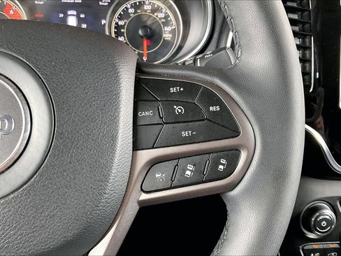 Used 2022 Jeep Cherokee Limited w/ Mopar Interior Package AWD/4WD image 11