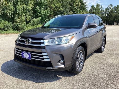 Used 2019 Toyota Highlander XLE image 3