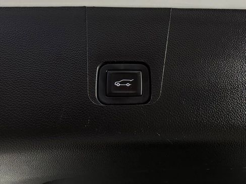 Used 2023 Chevrolet Traverse RS FWD image 30