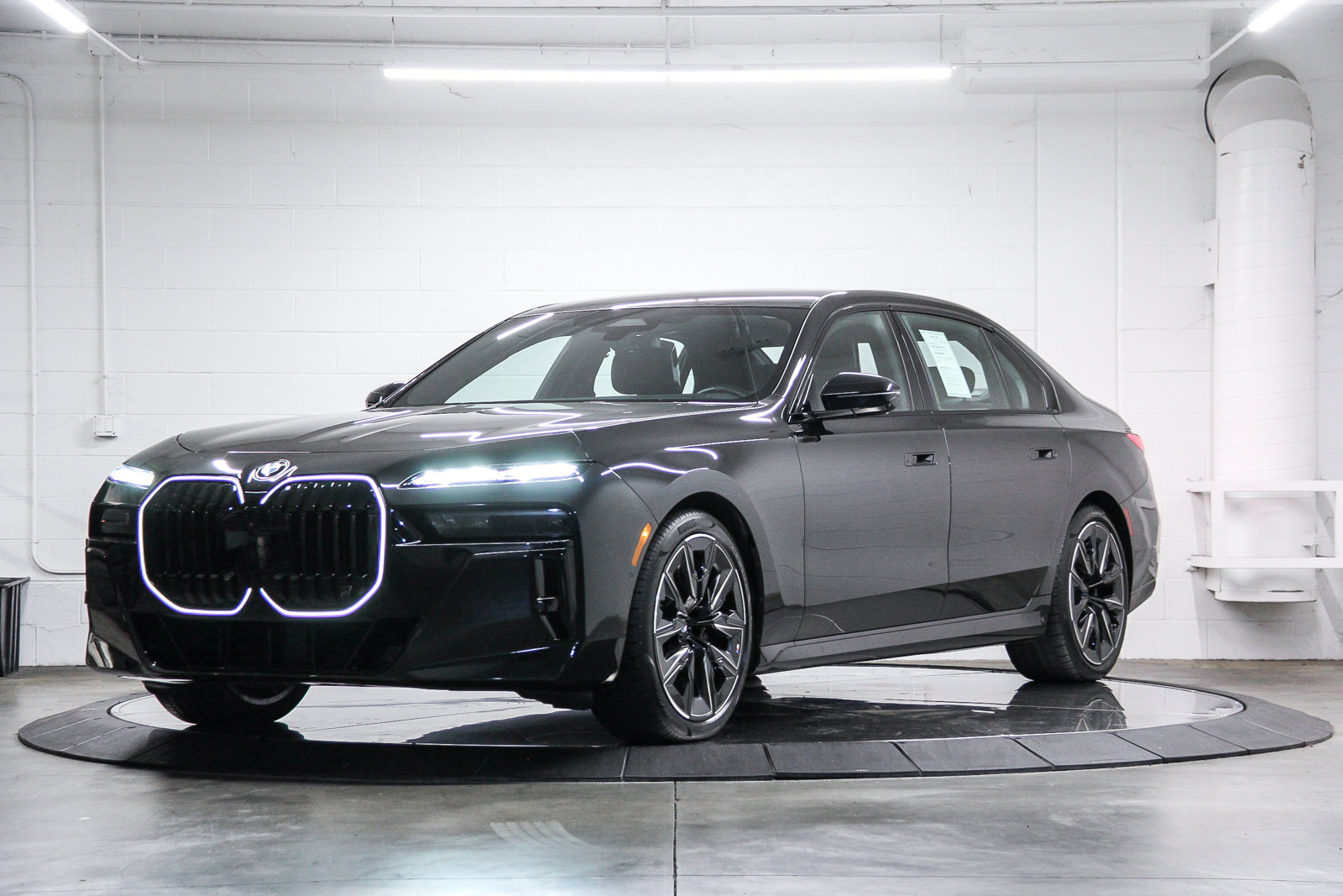 Certified 2024 BMW 760i xDrive w/ Executive Package AWD/4WD image 3