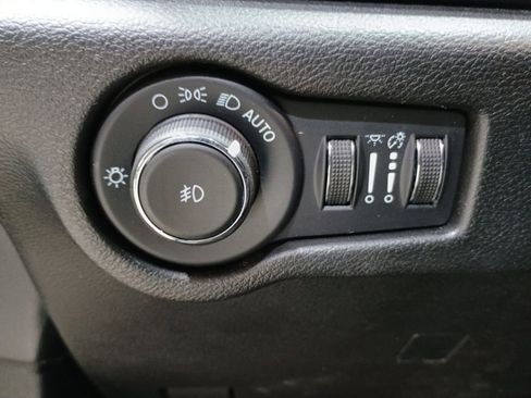 Used 2023 Chrysler Pacifica Limited w/ Uconnect Theater Family Group image 12