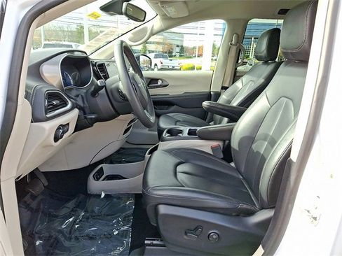 Used 2024 Chrysler Pacifica Select image 20